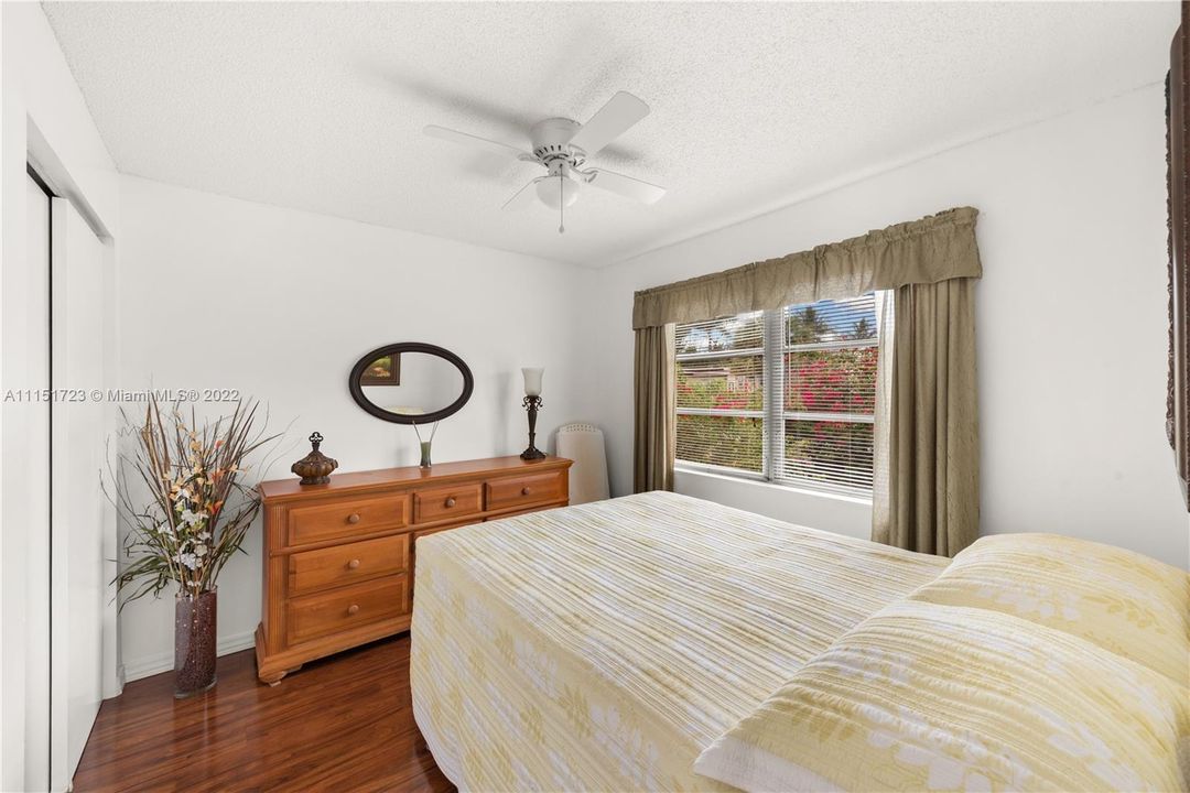 最近售出: $180,000 (1 贝兹, 1 浴室, 600 平方英尺)