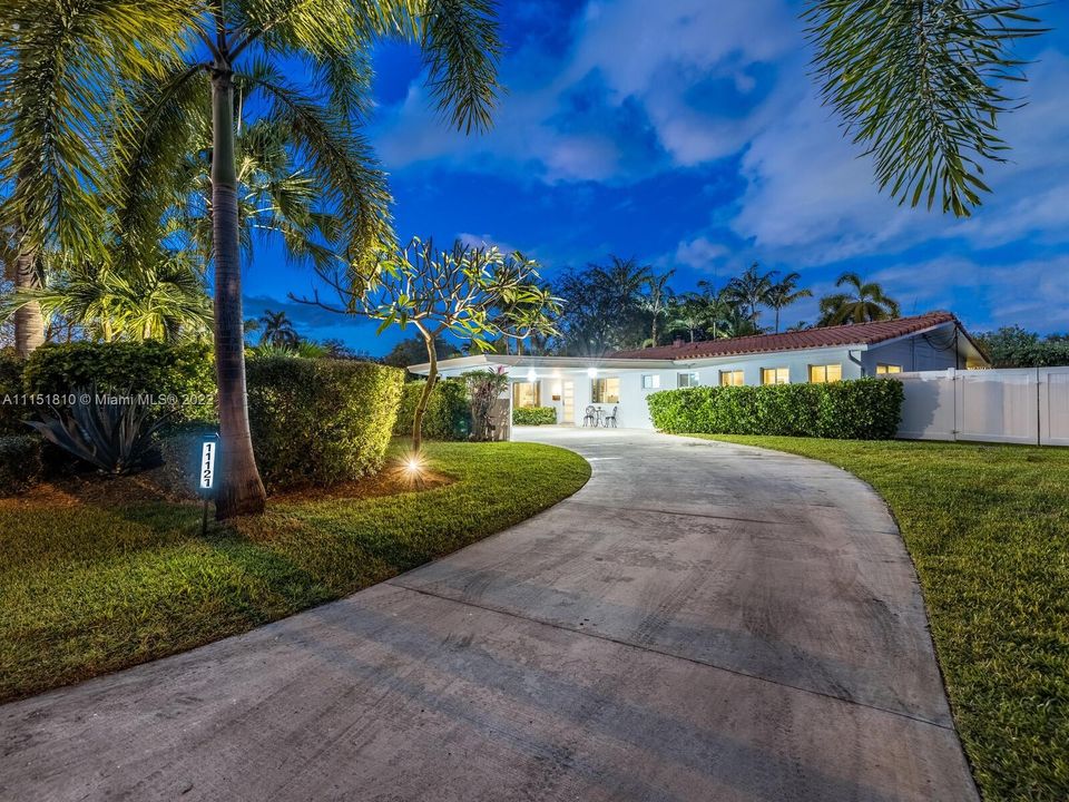Recently Sold: $1,395,000 (3 beds, 2 baths, 2120 Square Feet)