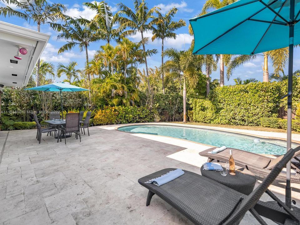 Recently Sold: $1,395,000 (3 beds, 2 baths, 2120 Square Feet)