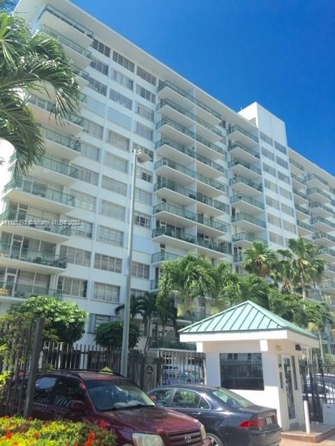 Recently Sold: $900,000 (2 beds, 2 baths, 1574 Square Feet)