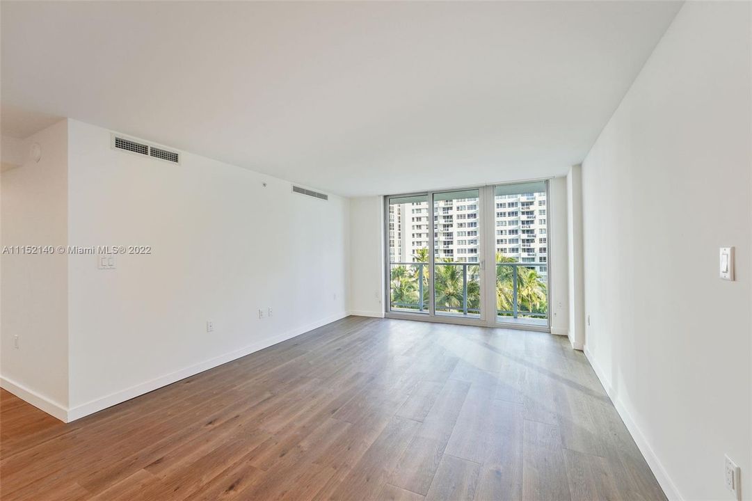 Recently Rented: $3,798 (1 beds, 1 baths, 1032 Square Feet)