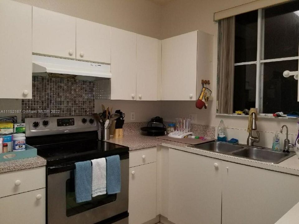 Vendido Recientemente: $299,000 (4 camas, 3 baños, 1618 Pies cuadrados)