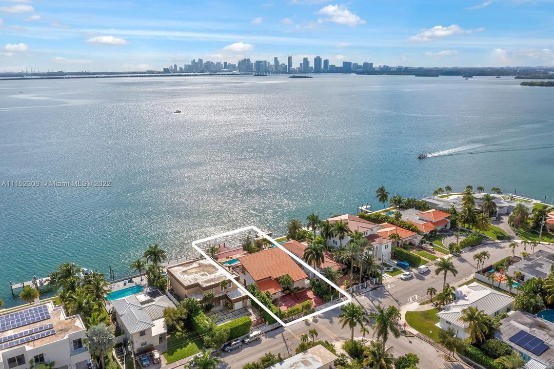 Recently Sold: $4,250,000 (4 beds, 3 baths, 2556 Square Feet)