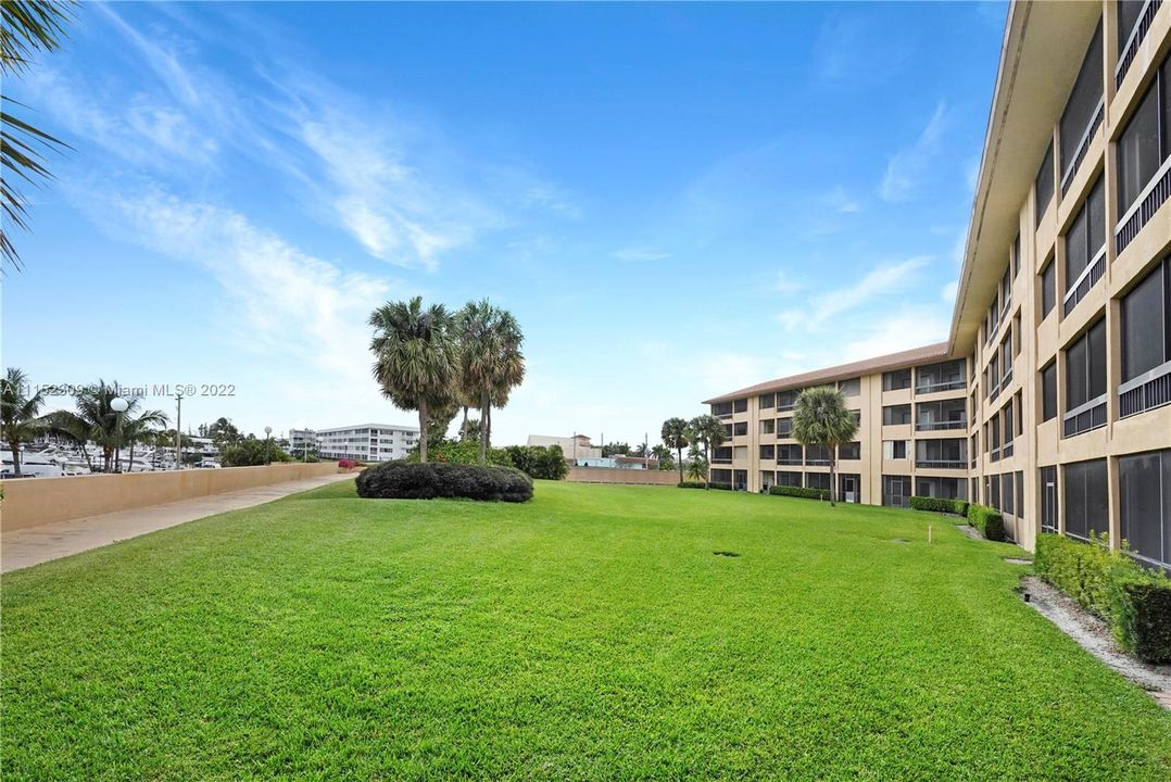 Recently Sold: $399,000 (2 beds, 2 baths, 1369 Square Feet)
