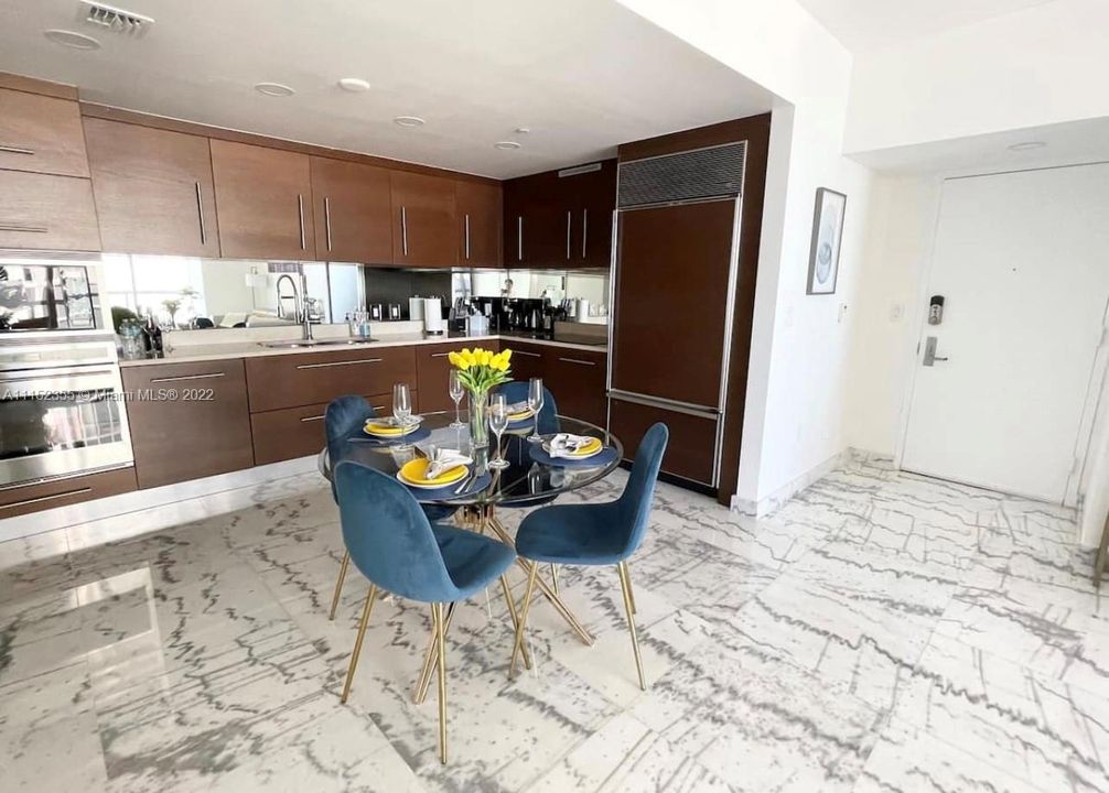 Recently Sold: $840,000 (1 beds, 1 baths, 898 Square Feet)