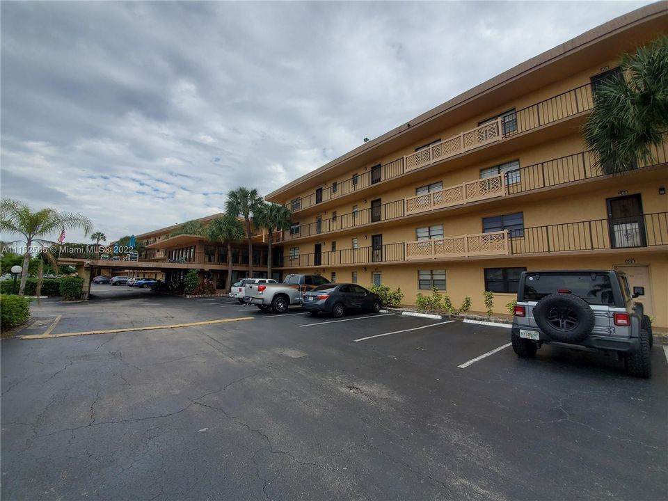 Recently Sold: $155,900 (1 beds, 1 baths, 741 Square Feet)