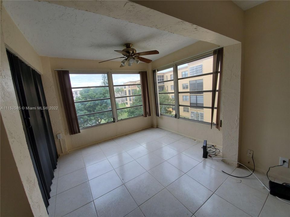 Recently Sold: $155,900 (1 beds, 1 baths, 741 Square Feet)