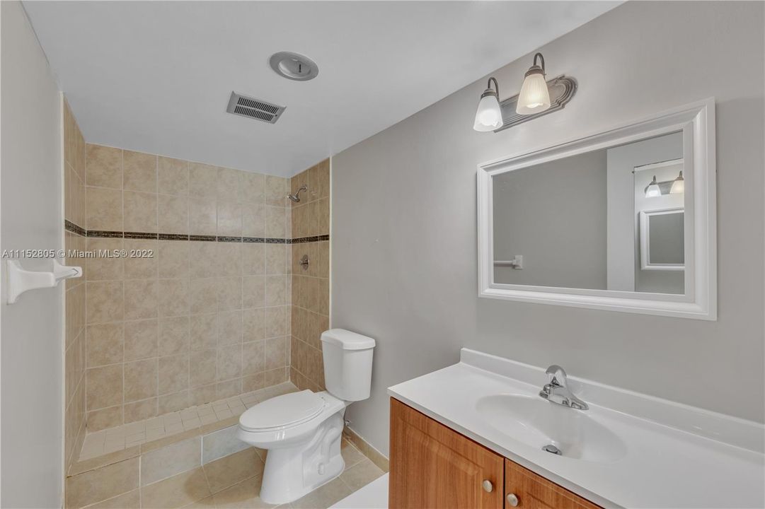 最近租的: $1,900 (2 贝兹, 2 浴室, 1022 平方英尺)