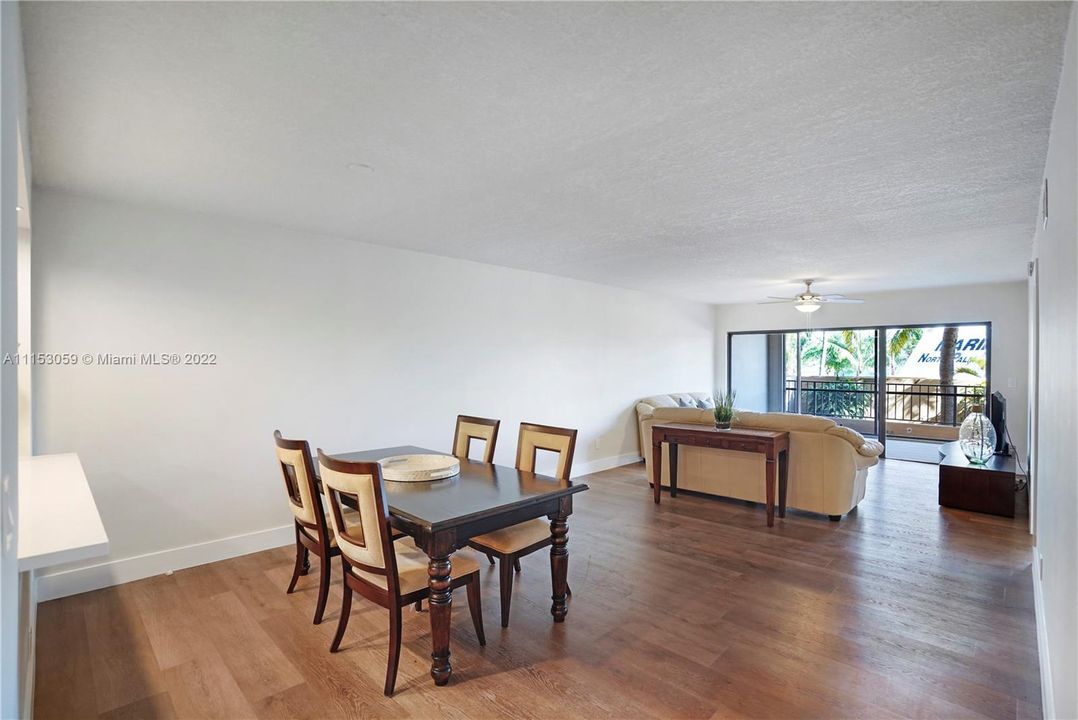 最近售出: $399,000 (2 贝兹, 2 浴室, 1369 平方英尺)