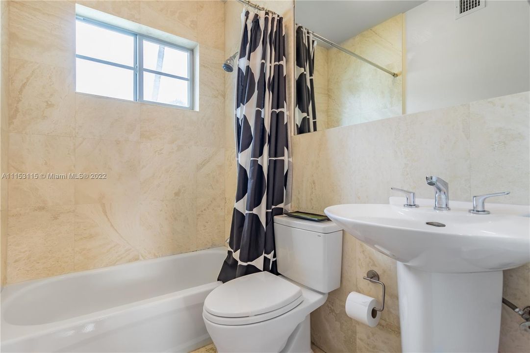 最近售出: $300,000 (1 贝兹, 1 浴室, 637 平方英尺)