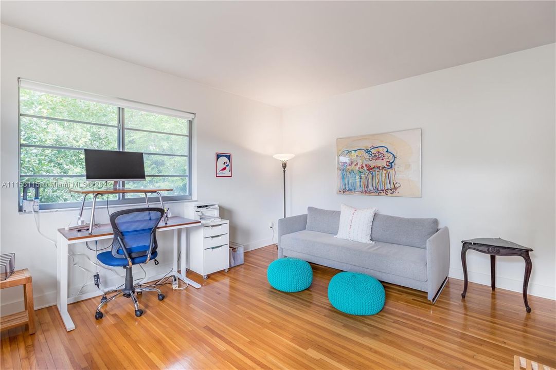 Recently Sold: $300,000 (1 beds, 1 baths, 637 Square Feet)