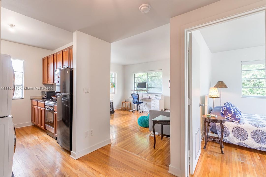 Recently Sold: $300,000 (1 beds, 1 baths, 637 Square Feet)