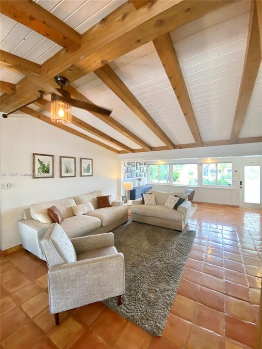 Vendido Recientemente: $975,000 (3 camas, 3 baños, 1907 Pies cuadrados)