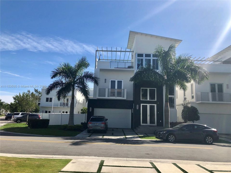 Recently Sold: $1,200,000 (5 beds, 5 baths, 4247 Square Feet)
