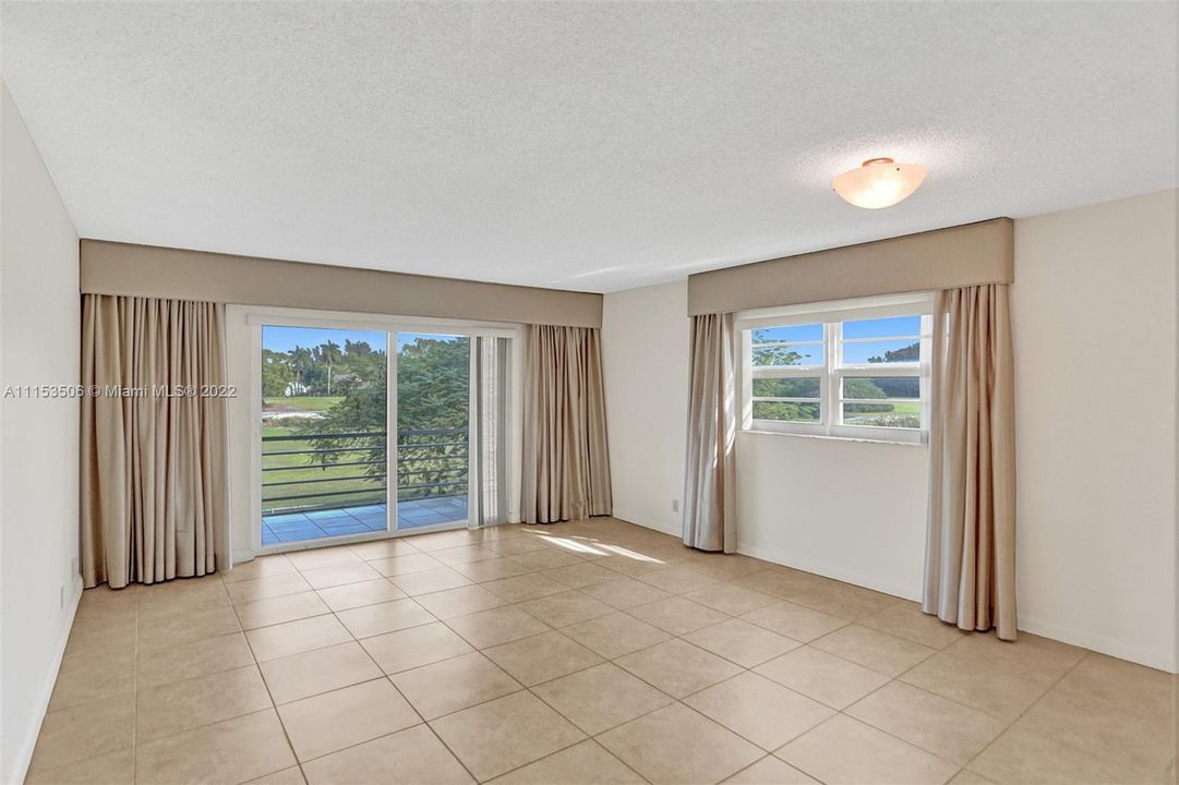 Spacious living room dining combo