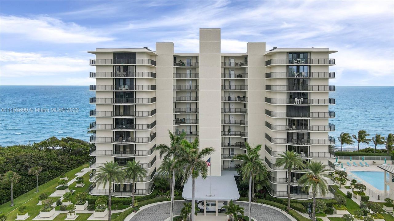 Recently Sold: $2,999,995 (3 beds, 2 baths, 2100 Square Feet)