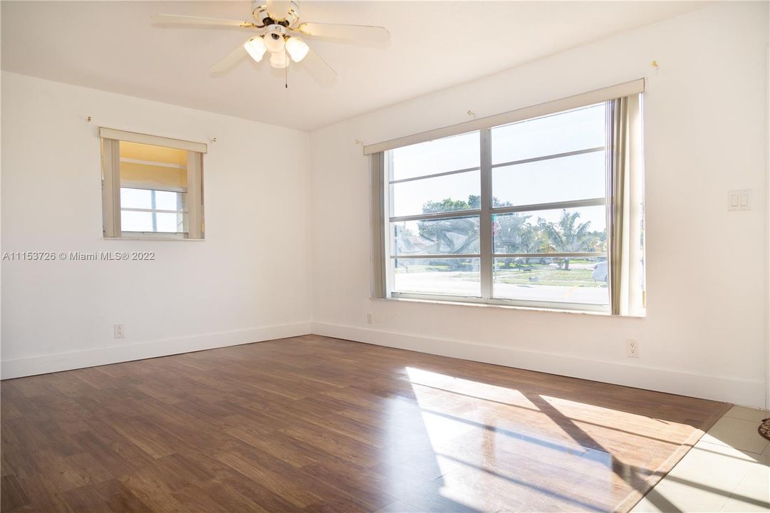 Recently Sold: $300,000 (3 beds, 2 baths, 1252 Square Feet)