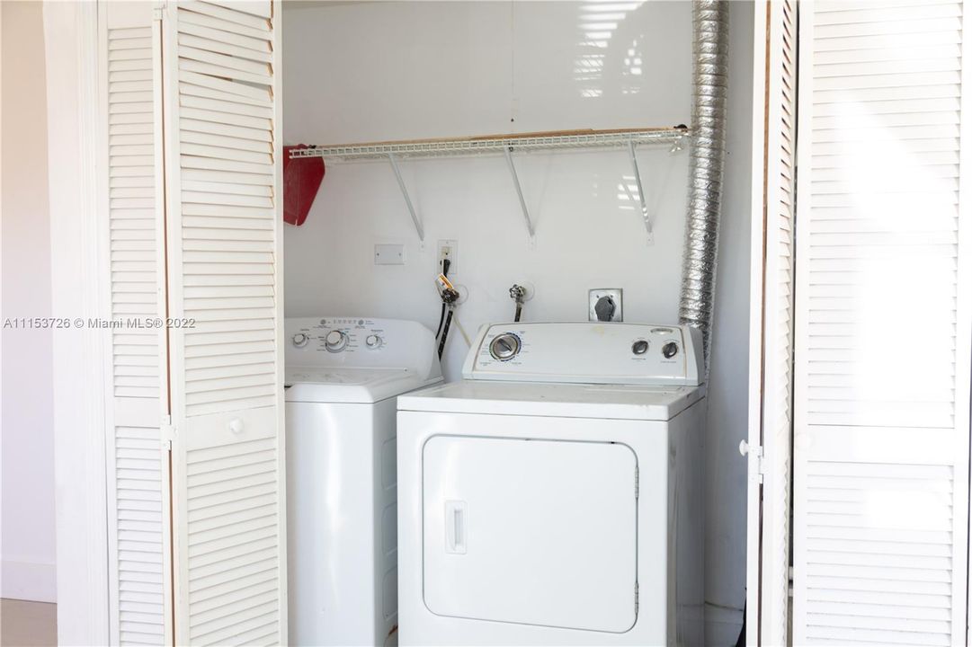 Recently Sold: $300,000 (3 beds, 2 baths, 1252 Square Feet)