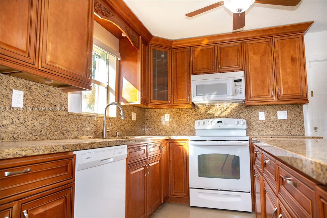 Recently Sold: $300,000 (3 beds, 2 baths, 1252 Square Feet)