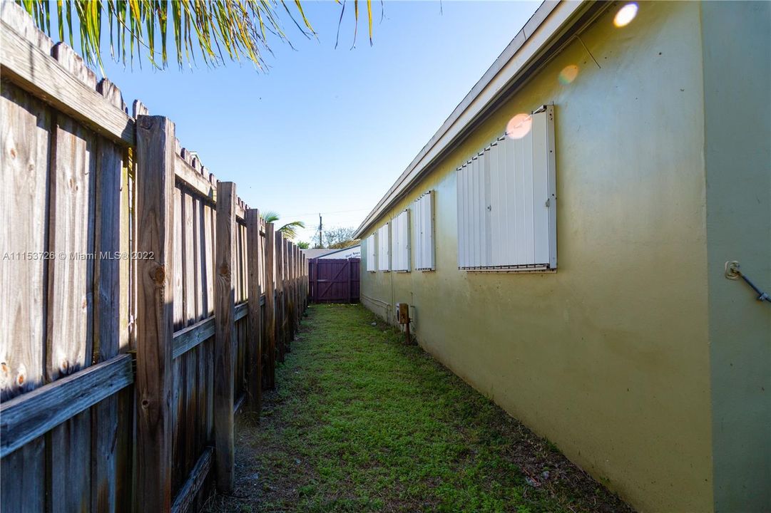 Recently Sold: $300,000 (3 beds, 2 baths, 1252 Square Feet)