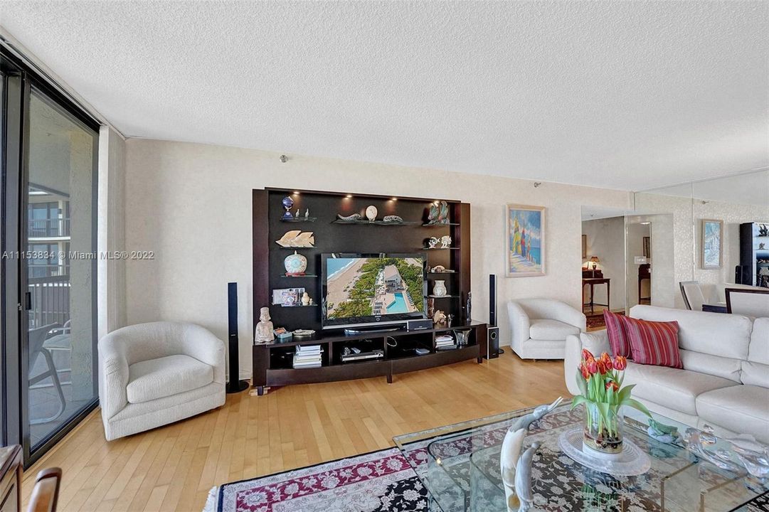 Vendido Recientemente: $860,000 (2 camas, 2 baños, 1500 Pies cuadrados)