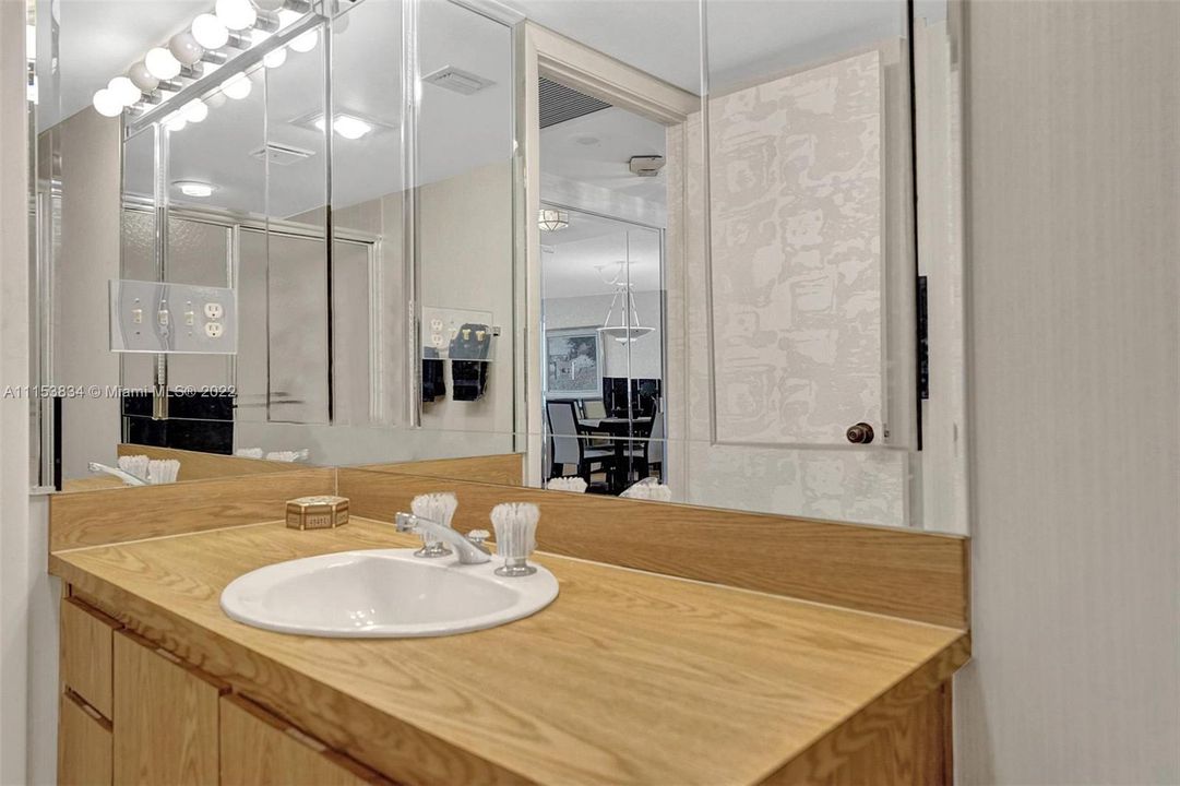 Vendido Recientemente: $860,000 (2 camas, 2 baños, 1500 Pies cuadrados)