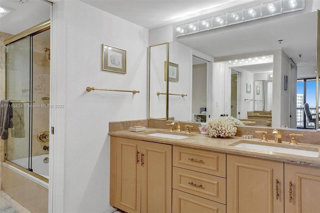Vendido Recientemente: $860,000 (2 camas, 2 baños, 1500 Pies cuadrados)