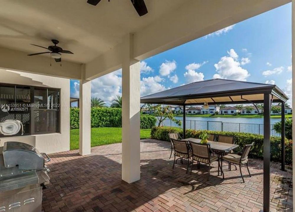 Recently Sold: $1,000,000 (4 beds, 3 baths, 3130 Square Feet)