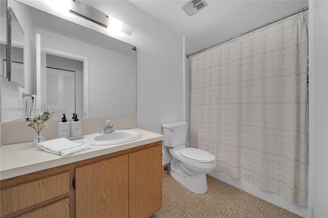 Recently Sold: $330,000 (2 beds, 2 baths, 1147 Square Feet)