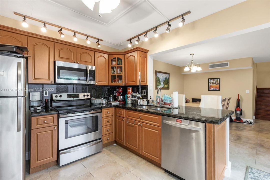 Vendido Recientemente: $399,000 (3 camas, 2 baños, 1349 Pies cuadrados)