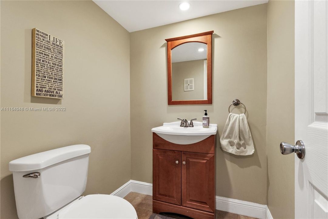 Vendido Recientemente: $399,000 (3 camas, 2 baños, 1349 Pies cuadrados)