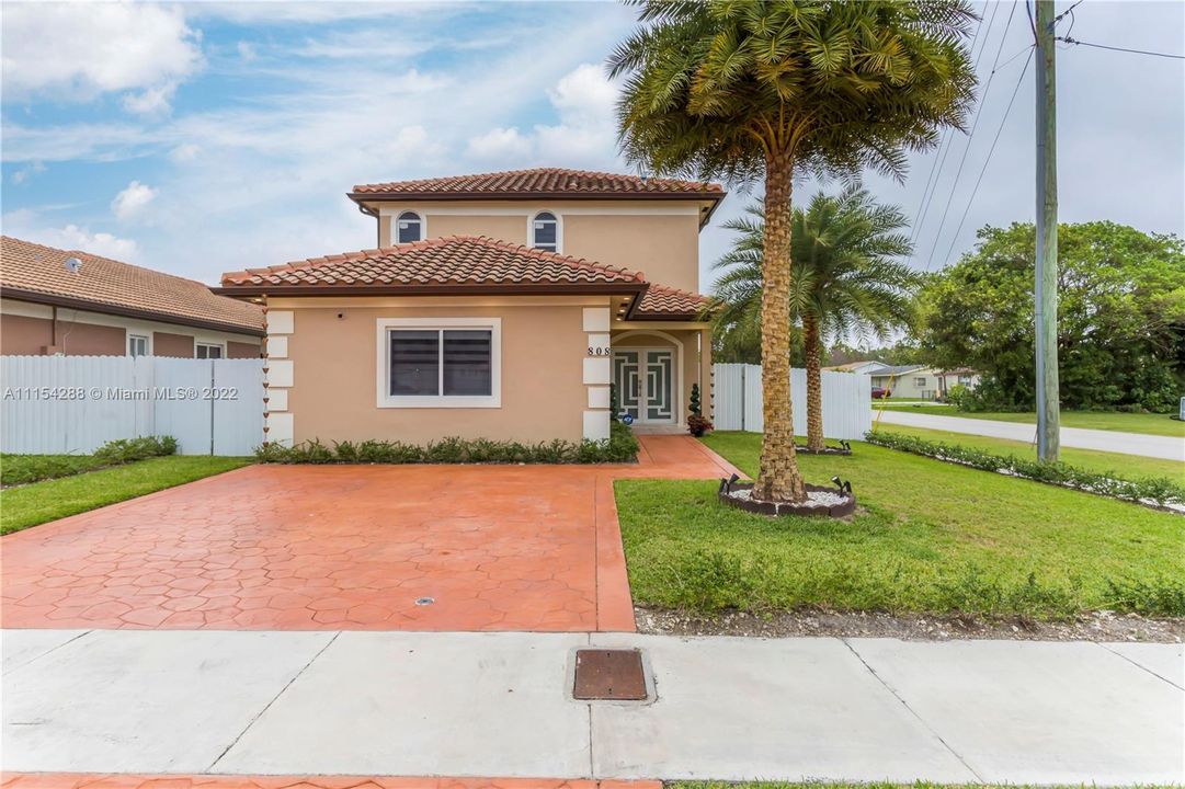 Recently Sold: $500,000 (5 beds, 3 baths, 2296 Square Feet)