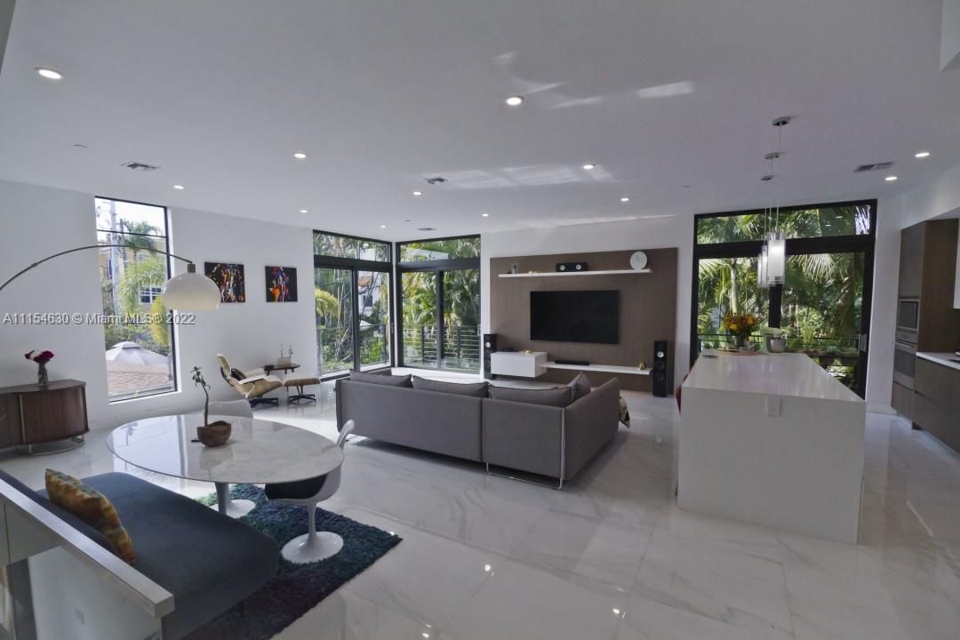 Недавно продано: $949,000 (3 спален, 2 ванн, 1976 Квадратных фут)