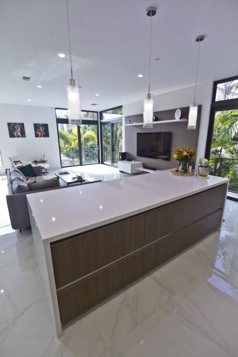 Недавно продано: $949,000 (3 спален, 2 ванн, 1976 Квадратных фут)