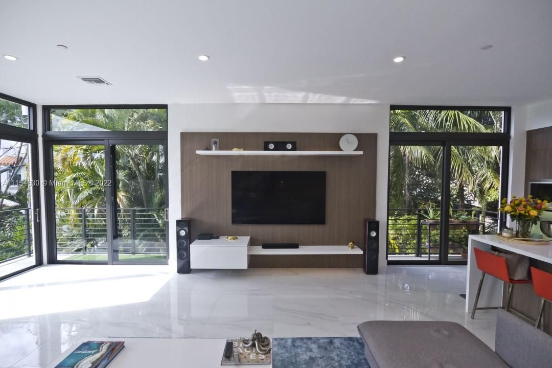 Недавно продано: $949,000 (3 спален, 2 ванн, 1976 Квадратных фут)