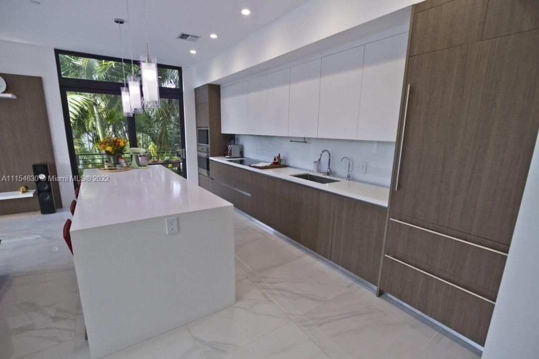 Недавно продано: $949,000 (3 спален, 2 ванн, 1976 Квадратных фут)