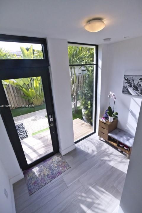 Недавно продано: $949,000 (3 спален, 2 ванн, 1976 Квадратных фут)