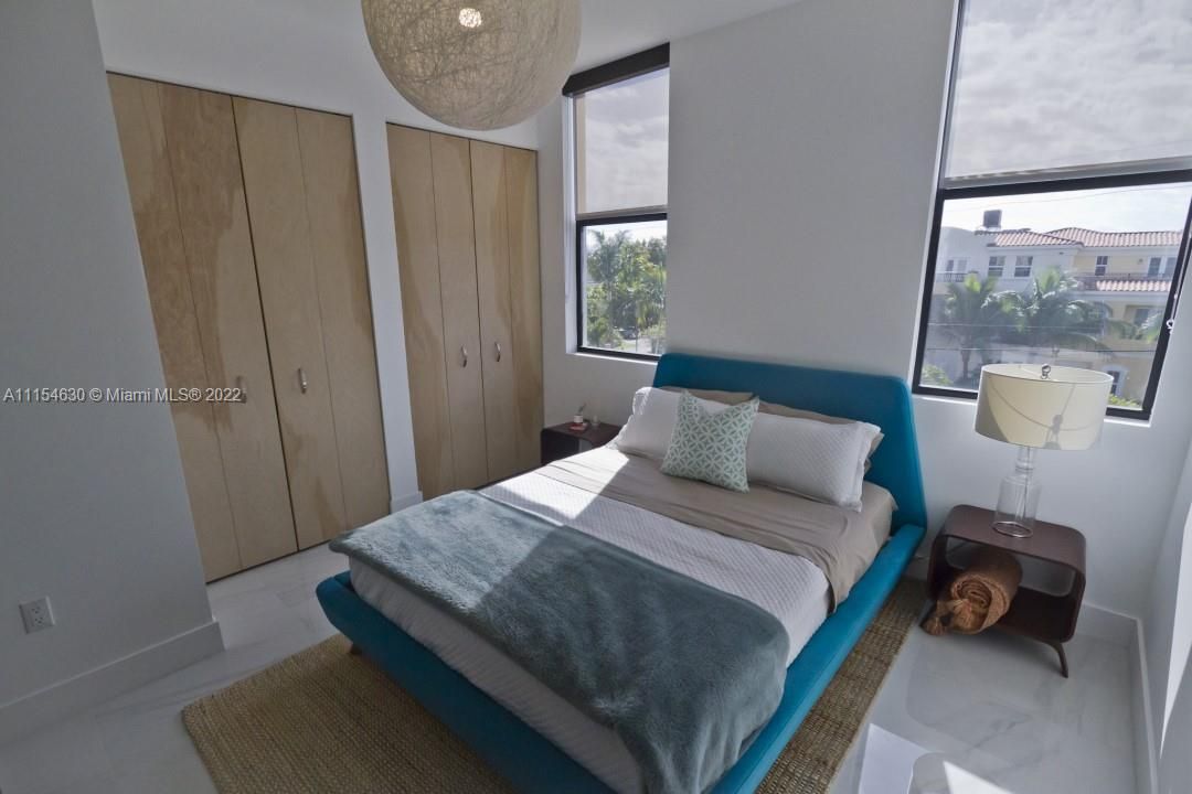 Недавно продано: $949,000 (3 спален, 2 ванн, 1976 Квадратных фут)