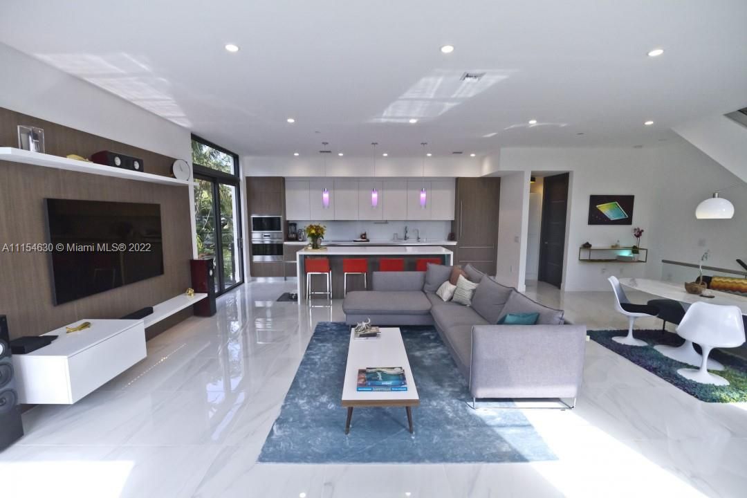 Недавно продано: $949,000 (3 спален, 2 ванн, 1976 Квадратных фут)