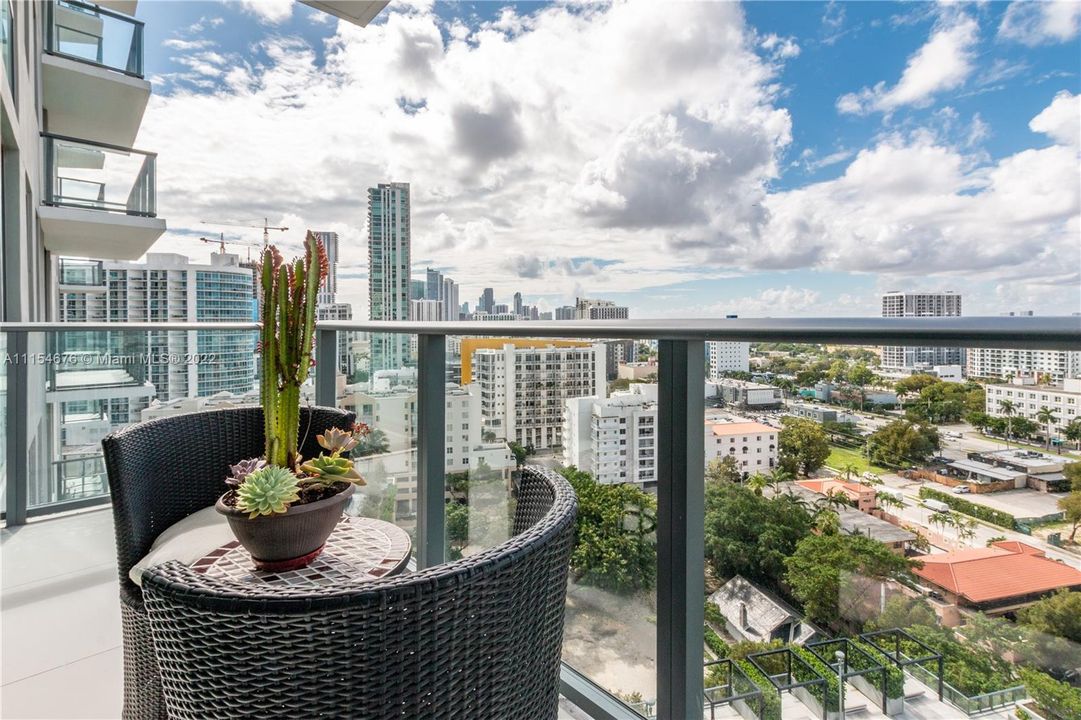 Recently Sold: $595,000 (2 beds, 2 baths, 944 Square Feet)
