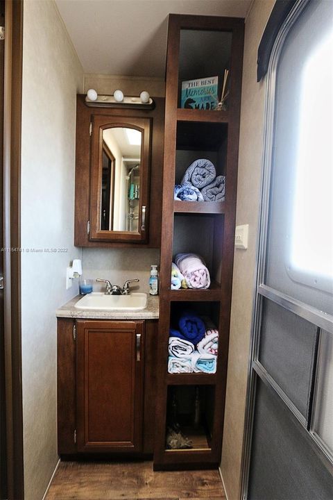 Vendido Recientemente: $369,900 (0.00 acres)