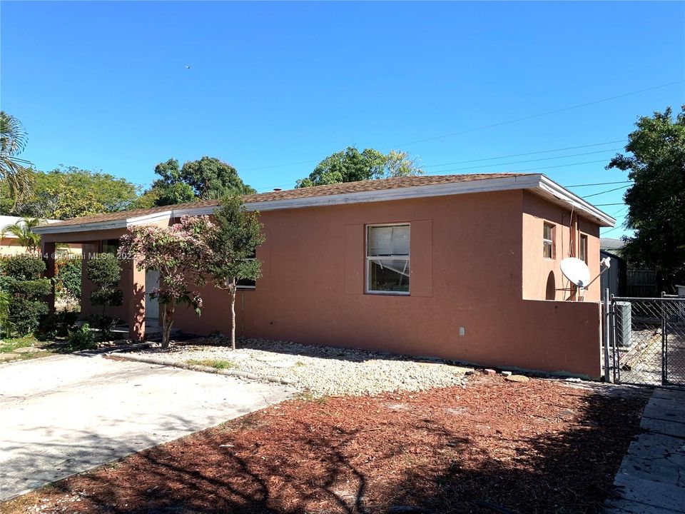 Recently Sold: $300,000 (4 beds, 2 baths, 1288 Square Feet)