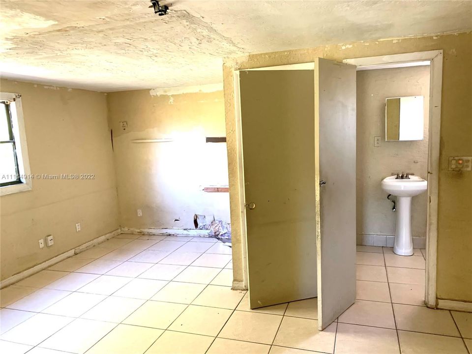 Recently Sold: $300,000 (4 beds, 2 baths, 1288 Square Feet)
