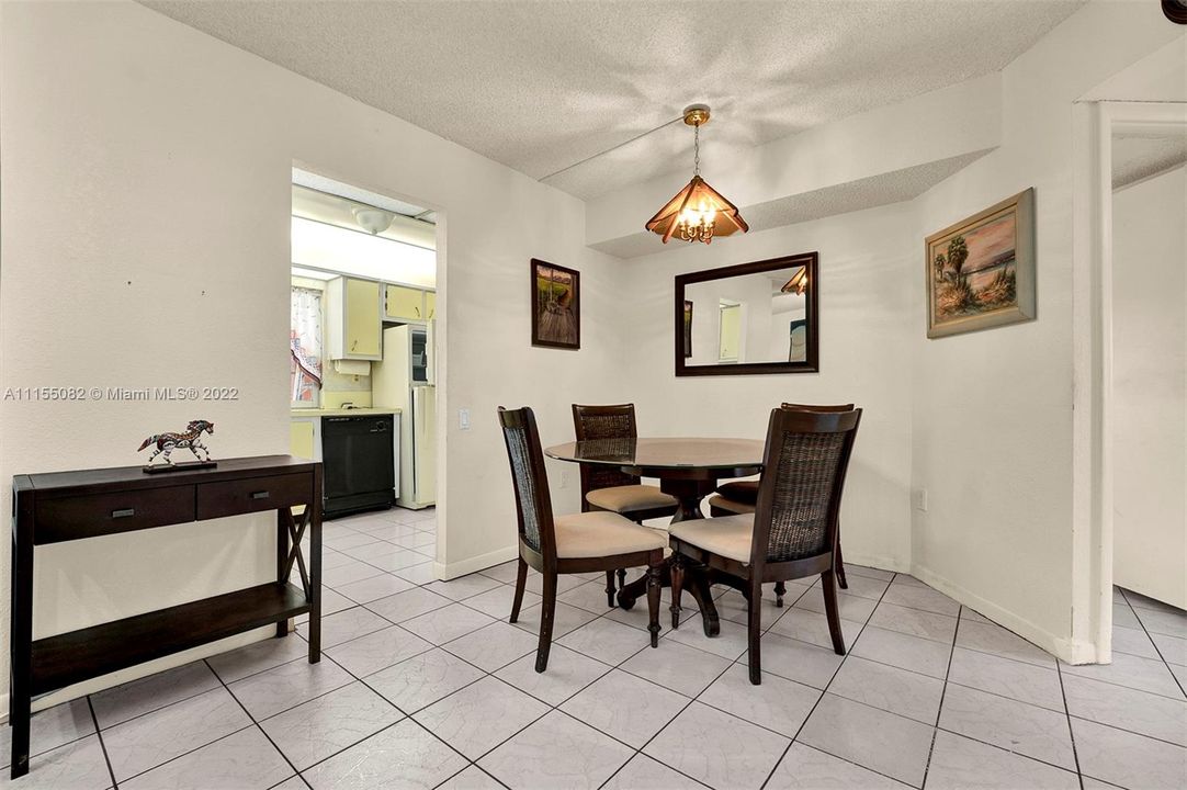 Vendido Recientemente: $89,999 (2 camas, 2 baños, 950 Pies cuadrados)