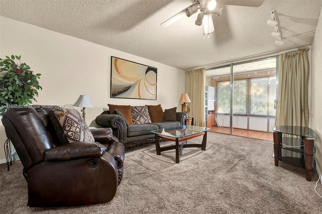 Vendido Recientemente: $89,999 (2 camas, 2 baños, 950 Pies cuadrados)