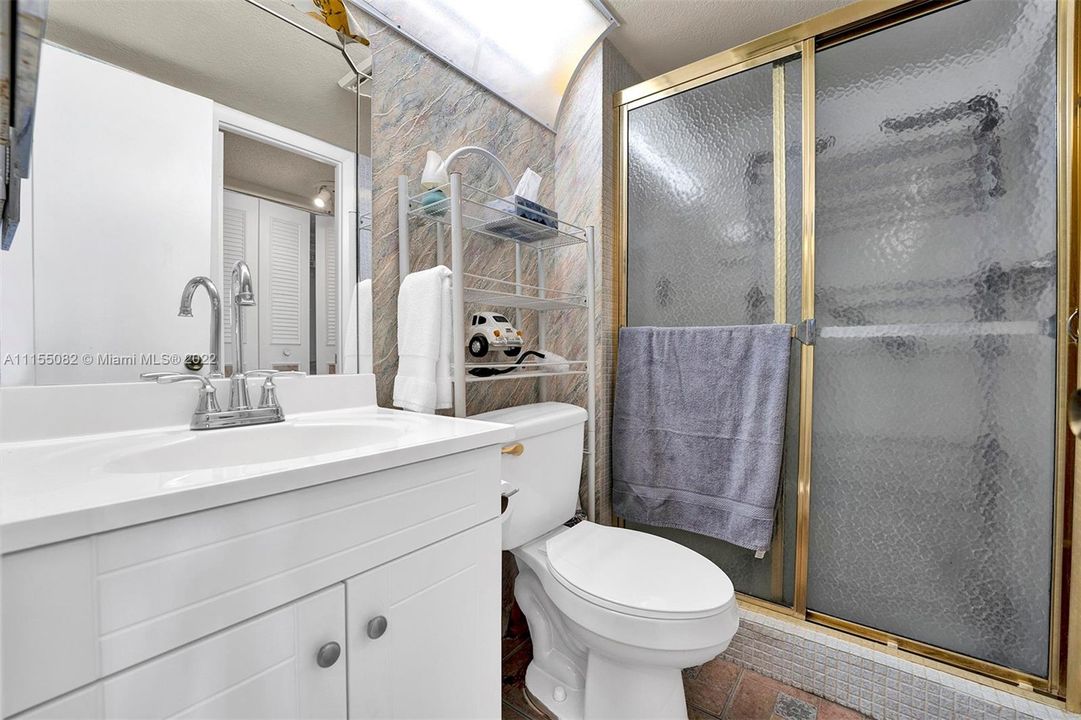 Vendido Recientemente: $89,999 (2 camas, 2 baños, 950 Pies cuadrados)
