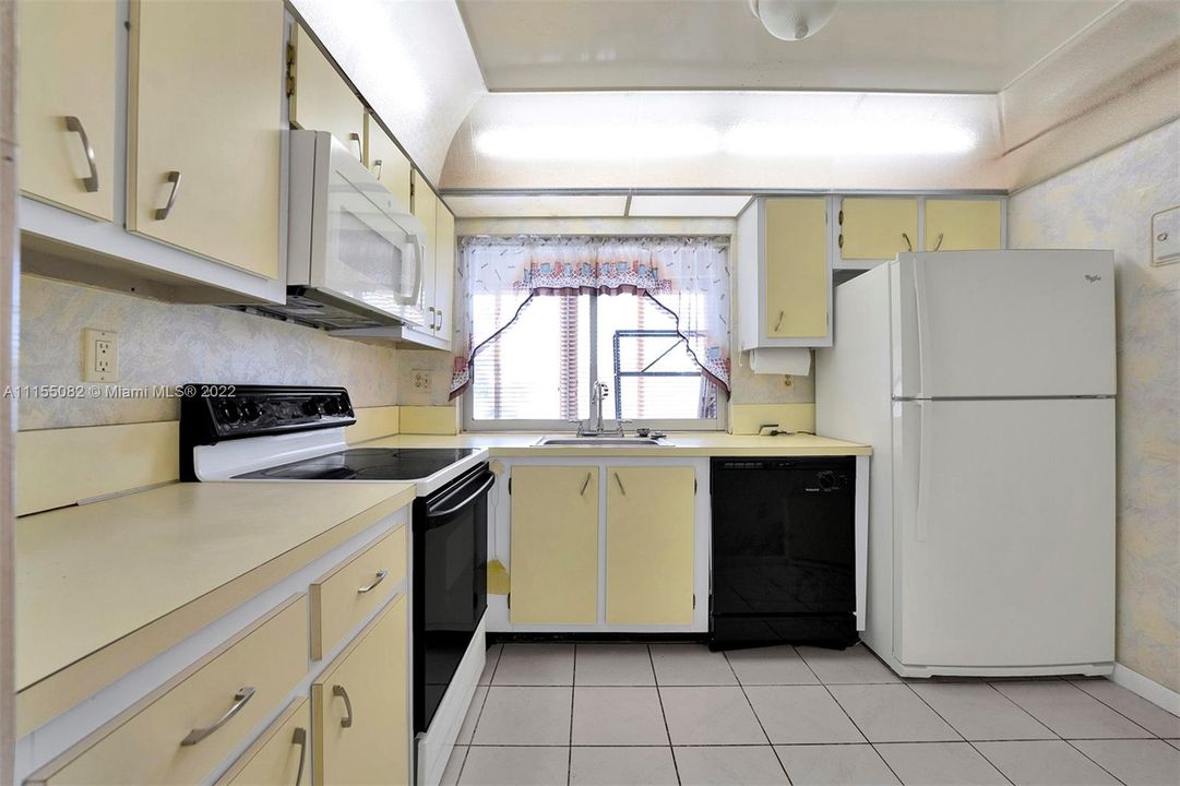 Vendido Recientemente: $89,999 (2 camas, 2 baños, 950 Pies cuadrados)