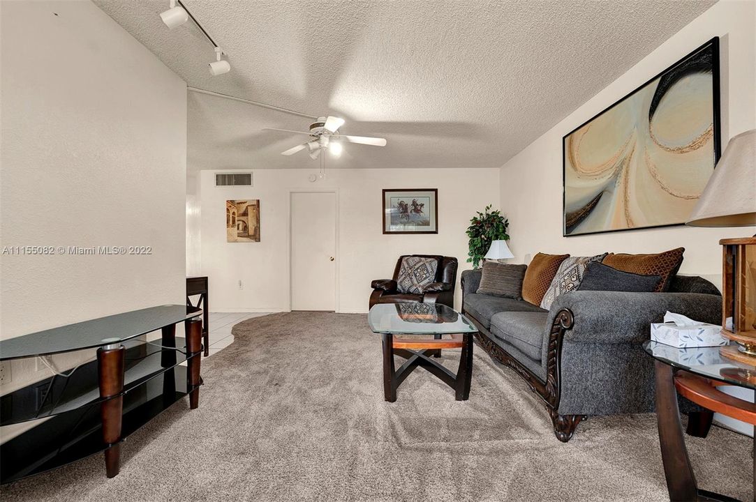 Vendido Recientemente: $89,999 (2 camas, 2 baños, 950 Pies cuadrados)