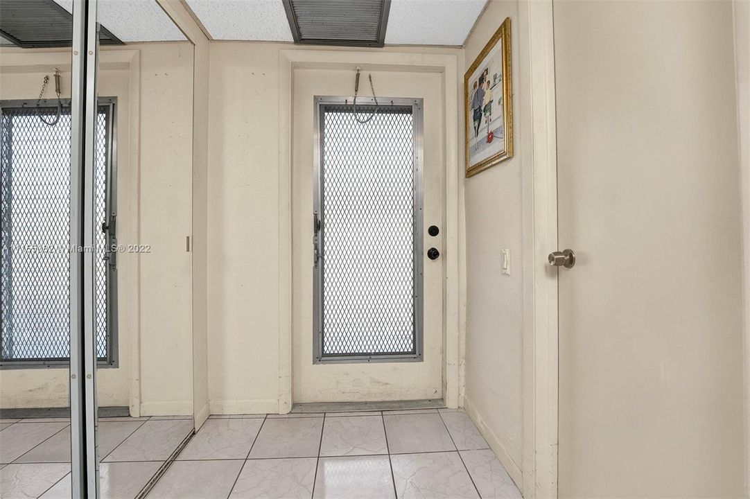 Vendido Recientemente: $89,999 (2 camas, 2 baños, 950 Pies cuadrados)
