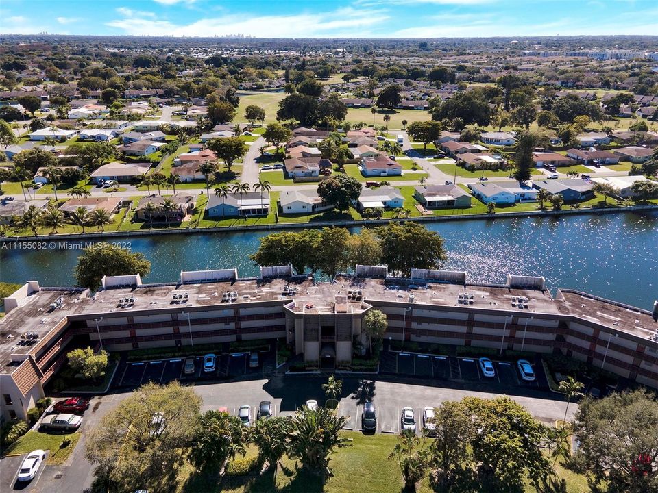 Vendido Recientemente: $89,999 (2 camas, 2 baños, 950 Pies cuadrados)
